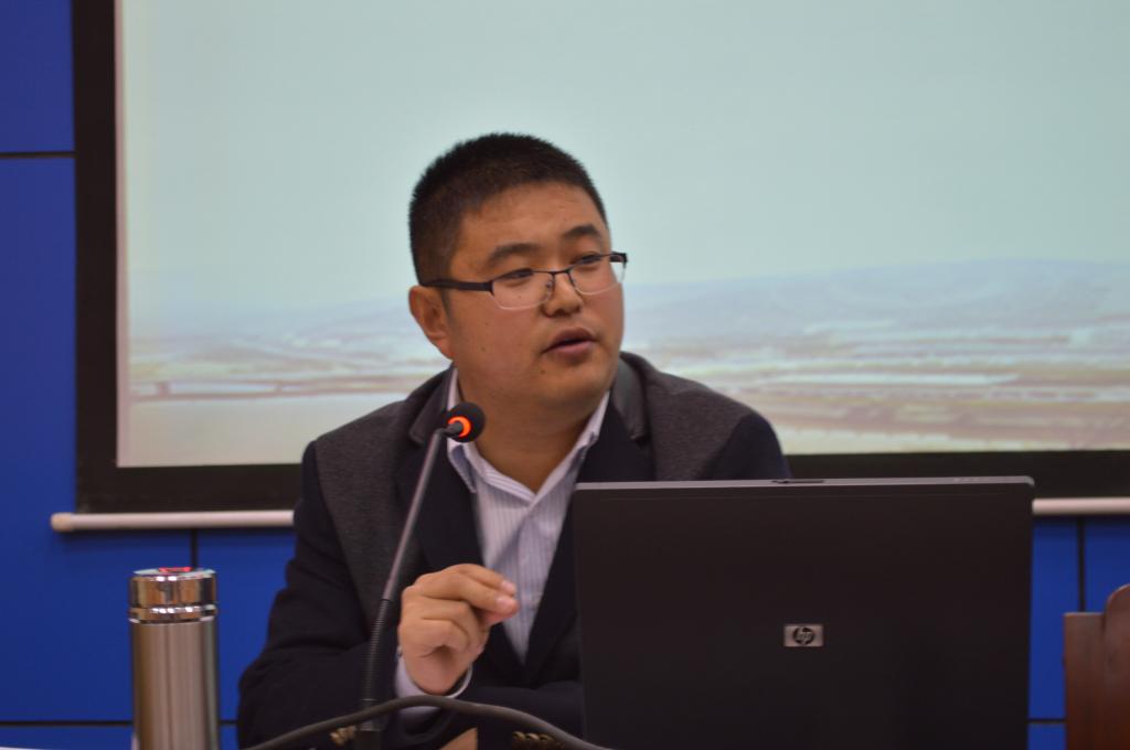 侯业智老师在作报告