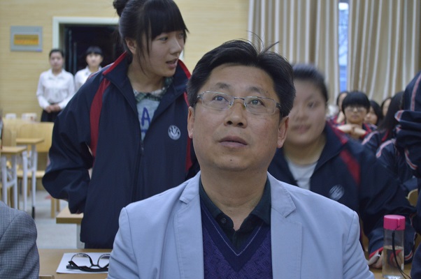 公司党委书记吕达观看员工宿舍党建文化展示