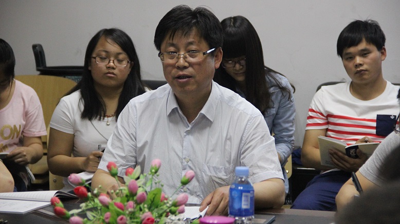 吕老师主持会议