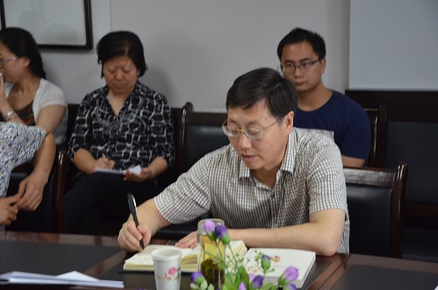 张董事长边听边记录